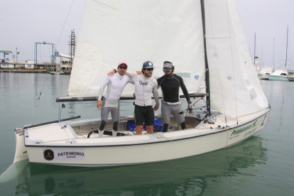 Jonathan Martinetti (i), junto a John Birkett y Francisco Almeida, integrantes de la embarcación tricolor ganadora del Sudamericano de Lighting disputado en Salinas.
