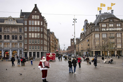 Ámsterdam. Pocas personas transitan una zona turística de esta ciudad, tras la orden de confinamiento estricto.