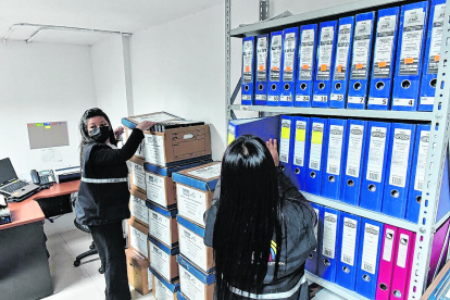 Funcionarias. La Dirección de Fiscalización muestra los informes.