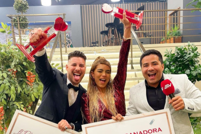 Andreina Bravo y Miguel Melfi junto a Henry Bustamante en la final del show.