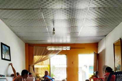 Julio César junto a su familia se reúnen frecuentemente en su casa en el Guasmo para recordar y conversar sobre su madre que lleva más de 20 años fuera del país