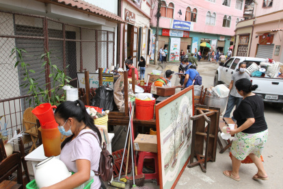 Desalojados. Los habitantes alrededor del socavón fueron evacuados ante el posible colapso de más casas.