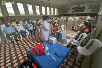 La tercera dosis de vacunación se da en el país, que suma más de tres mil contagios a causa de las variantes del coronavirus.