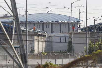 Vigilancia. En Guayaquil, los privados de libertad vigilan los movimientos en el exterior del complejo penitenciario desde los techos de la cárcel.