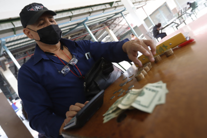 Una foto referencial de como los trabajadores están contando su dinero para ver para qué le alcanza al haber recibido un décimo recortado.