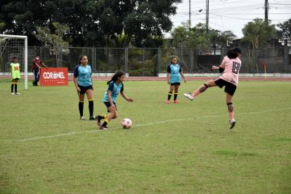 Dayanna Maithé Andocilla (i) es la figura del elenco milagreño. Ella es la encargada de generar juego y de los cobros de pelota quieta, con lo que marca diferencias.