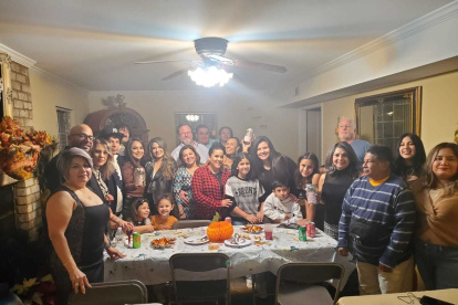 Celebración. Parte de los migrantes en la cena de Acción de Gracias, en EE. UU.