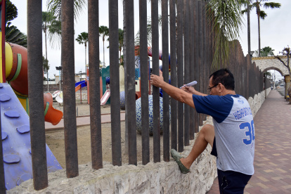 Hecho. Saltándose el cerramiento o pasando entre los tubos, la ciudadanía intenta visitar el parque.