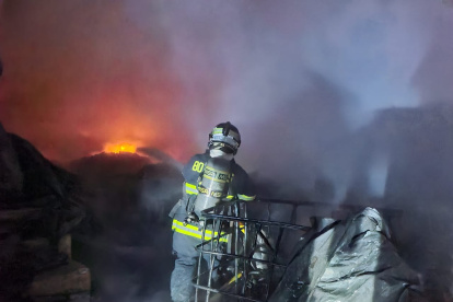 Tareas. Medio centenar de miembros del Cuerpo de Bomberos sofocaron un incendio en una fábrica del norte de Quito.