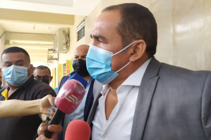 Hasta el lugar, llegó con tres cajas que portaban documentos; según expresó son "nuevos hallazgos" que servirán como insumos para su nueva denuncia.