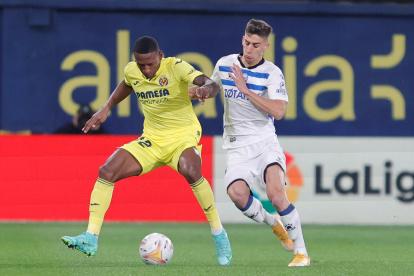 Pervis Estupiñán (i), del Villarreal, protege el balón ante Pere Pons.