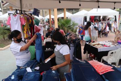 Comunidad. Emprendedores de nueve manzanas de la Martha de Roldós se unieron en la feria La Martha Emprende.