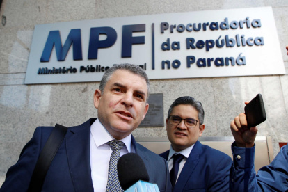 Fotografía de archivo fechada el 2 de octubre de 2019 que muestra a Rafael Vela, fiscal que lleva el caso Lava Jato en Perú, mientras habla con la prensa tras llegar a la sede del Ministerio Público Federal en el estado de Paraná para interrogar al ingeniero brasileño Jorge Barata, implicado en el escándalo de Odebrecht, en Curitiba (Brasil).