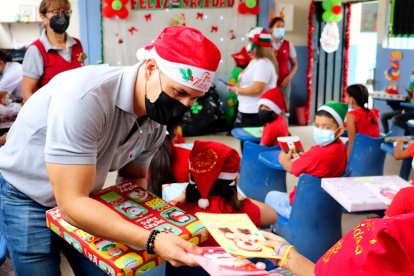 Los estudiantes de La Moderna llevaron regalos a los niños de escuela de Durán y Pedro Carbo.