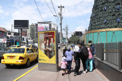 Dificultad. Ciudadanos que circulan por las veredas consideran que las vallas son una molestia para el peatón.