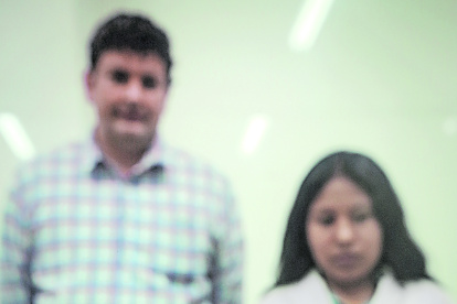 ACOMPAÑA CRÓNICA: PERÚ ARQUEOLOGÍA - AME3548. LIMA (PERÚ), 10/12/2021.- Fotografía de la momia de Cajamarquilla frente a Yomira Huamán (d), la arqueóloga de la Universidad Nacional Mayor de San Marcos (UNMSM) que ha liderado las investigaciones en el complejo arqueológico de Cajamarquilla junto a su profesor Pieter Van Dalen (i), responsable del proyecto, el 9 de diciembre de 2021, en Lima (Perú). Inmovilizada con cuerdas por todo su cuerpo y con la cara tapada por sus manos, la momia de Cajamarquilla, en Perú, parece que evita mirar todo lo que le rodea desde hace mil años, cuando fue enterrada en esa posición, en la que permaneció oculta hasta recientemente ser hallada en la periferia de Lima. El cadavérico rostro que se esconde detrás de las escuálidas manos puede llegar a recordar a "El Grito", la famosa pintura de Edvard Munch, una agónica escena acentuada en este caso por la posición fetal del cuerpo, muy común en los entierros prehispánicos. EFE/ Str