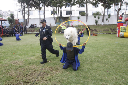 Show. Las acrobacias de los canes policías arrancaron risas a los niños.