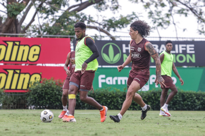 Darío Aimar (i), defensa de Barcelona, reaparecerá el próximo año tras su lesión. Williams Riveros (d), zaguero, continuará en el Ídolo.
