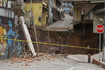 Escenario. Tras el primer hundimiento del jueves pasado, nuevas casas cayeron en los días posteriores.