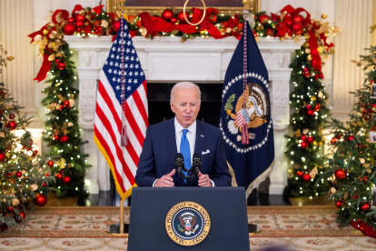 El presidente de Estados Unidos, Joe Biden, fue registrado este martes al anunciar las medidas para afrontar la variante ómicron del coronavirus, en la Casa Blanca, en Washington DC (EE.UU.)