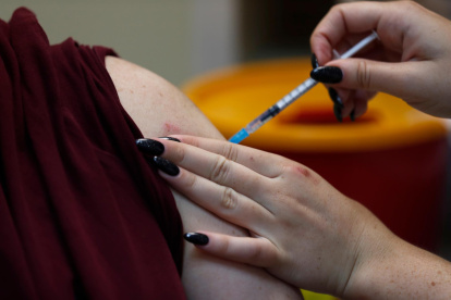 Israel comenzará a aplicar la cuarta dosis de la vacuna contra la covid-19 a mayores de 60 años y a trabajadores de la salud, cuando hayan pasado cuatro meses e la tercera dosis.