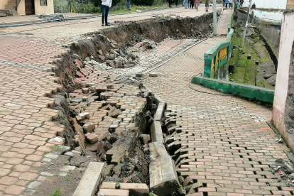 Daños. El pavimento se abre y las casas se hunden en un barrio de Chimbo.