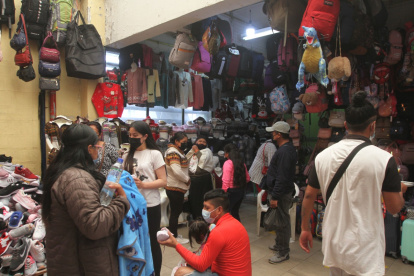 Ciudadanía se aglomera para realizar compras navideñas en locales comerciales del centro de la ciudad.