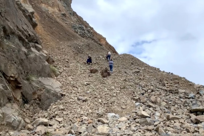 Los deslizamientos se dan casi a diario en el punto crítico de la vía, por donde circulan carros y peatones.