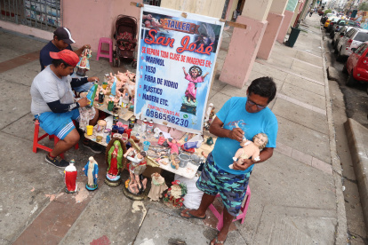 Pinceles, brochas, sopletes, pinturas, yeso y cerámica resaltan entre los materiales que usan José Medina y sus hijos Juan Cristóbal y Juan Eduardo para restaurar y pintar figuras religiosas en la calle.