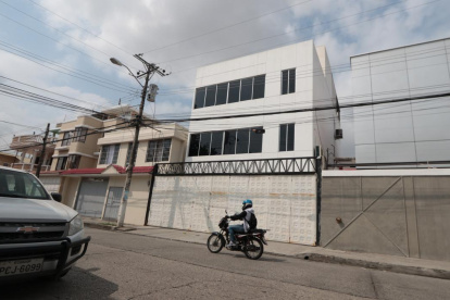 La joven venezolana cayó de esta edificación tras presuntamente saltar para intentar cruzar a otra casa.