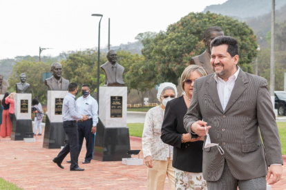 Se develaron cinco bustos de exrectores de la Espol.