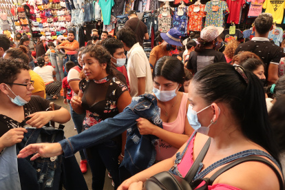 Bahía. En este punto del centro de la ciudad, las promociones y las ventas se incrementan cada día. Desde las 09:00, se percibe gente en el sitio.