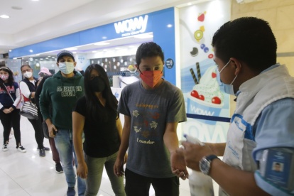 En los centros comerciales se exige desde hoy el carné de vacunación para el ingreso.