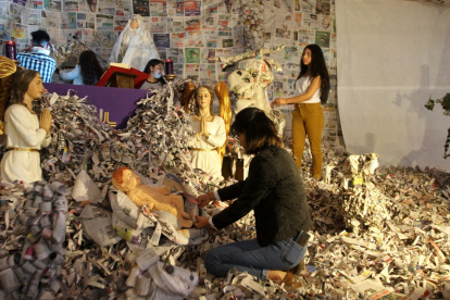 Casi una tonelada de papel, que donaron los feligreses, se empleó en la confección de las figuras sobre bases de hierro y aluminio.