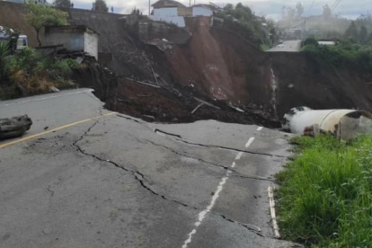 El grave hundimiento de la vía que afecta a todo un barrio en San José de Chimbo, Bolívar.