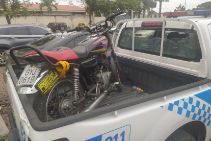 Esta es la moto retenida por anomalías en sus series de identificación. También se observa los vidrios rotos del patrullero, por parte de un sujeto que intentó llevarse la motocicleta.