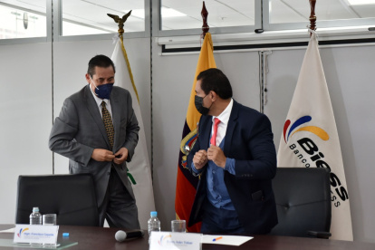Francisco Cepeda, presidente del Directorio del BIESS, e Iván Tobar, gerente General.
