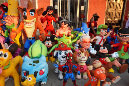 Monigotes que se exhiben en la calle 6 de marzo.