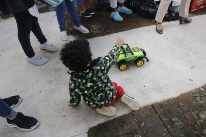 Casa Hogar. Uno de los niños que vive en Casa Elizabeth recibe un carro de regalo. Esta institución ayuda a madres adolescentes solas o víctimas de violencia sexual.