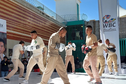 Un grupo de reos mexicanos en una práctica de boxeo en el Centro preventivo y de readaptación social Tenango Del Valle.