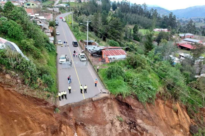 Afectados. El COE cantonal está recabando información sobre los daños en la carretera Chimbo - El Cristal.