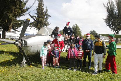 Los pequeños llegaron en un bus de la FAE hasta las instalaciones de la antigua Base Aérea.