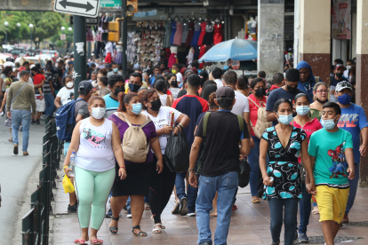 Bahía de Guayaquil. No se cumple con el distanciamiento social y el aforo en varios locales comerciales.