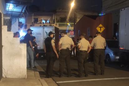 Policías llegaron al sector para indagar detalles de esta nueva balacera. 
.