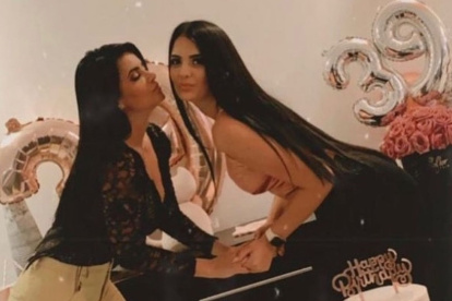 Naomi junto a Sara en la celebración de su cumpleaños 39. Todos le decían que parecían hermanas