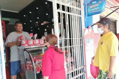 Local.- La panadería El Bombillo, al sur de Guayaquil, desde temprano las personas compraron el pan para preparar el relleno.