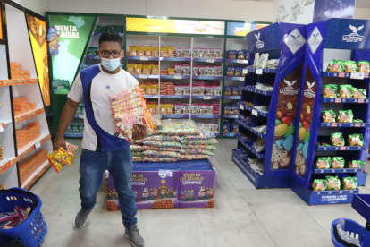 Comercio. La tienda de confites de la empresa La Universal en el centro-sur de Guayaquil.