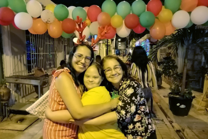 En el barrio de las manzanas E7 y E8 se organizó una reunión entre vecinos y se entregó regalos a los menores de edad.