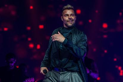 Fotografía de archivo fechada el 22 de octubre de 2021 que muestra al cantante puertorriqueño Ricky Martin mientras canta durante su concierto de la gira "Enrique & Ricky Live!" en el FTX Arena en Miami, Florida (EE.UU.).