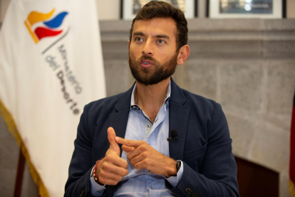 Fotografía de archivo en la que se registró al ministro de Deportes de Ecuador, Sebastián Palacios Muñoz, durante una entrevista con Efe, en Quito (Ecuador).